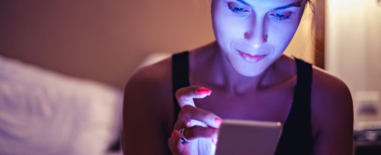 Luz azul: &iquest;Qu&eacute; es, cu&aacute;les son sus efectos en la piel y c&oacute;mo podemos protegernos?